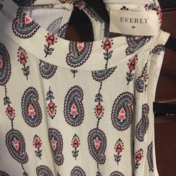 Gorgeous dress with back tie🟢 - Picture 2 of 5